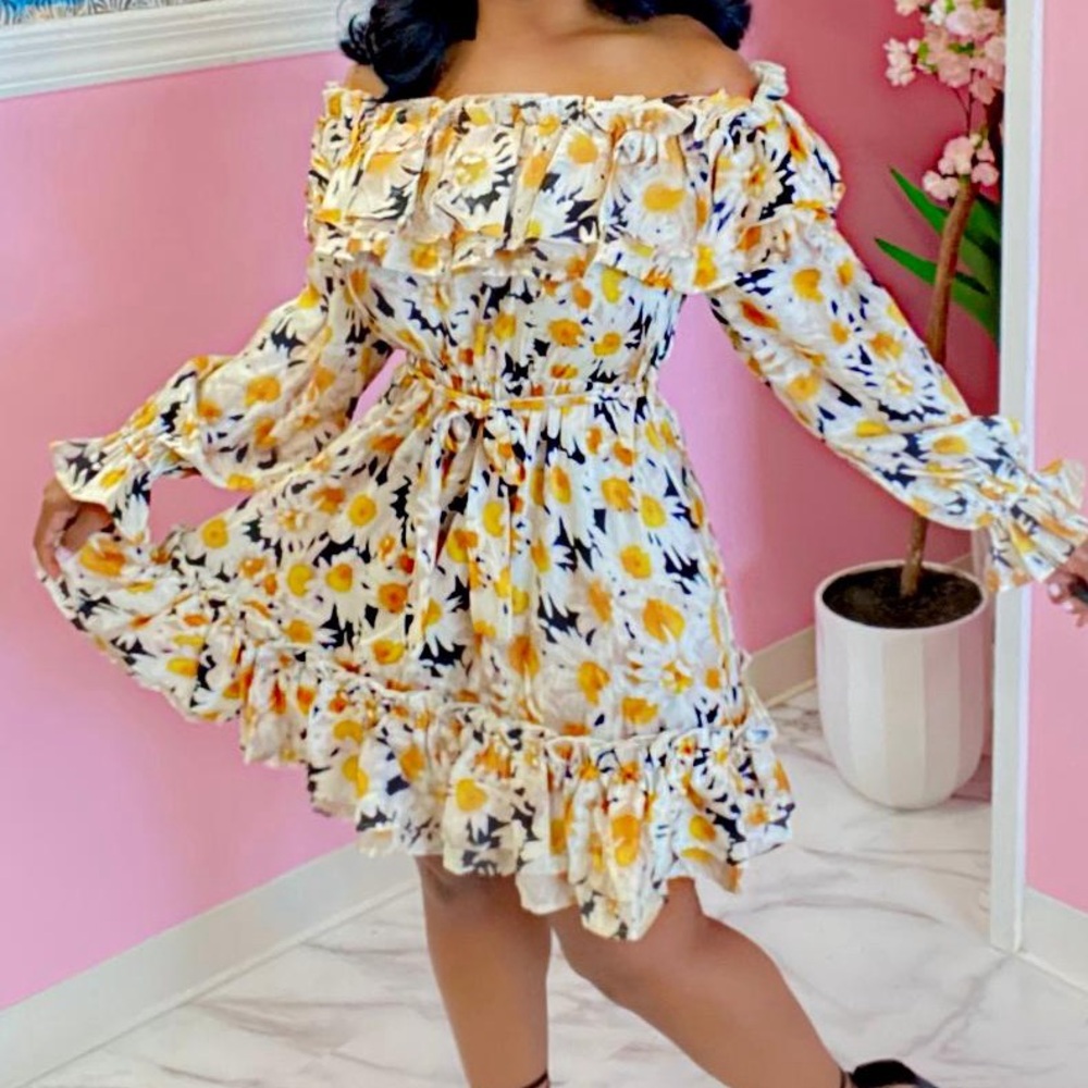 BUNDLE 2 ITEMS FOR $8✨

🌸BOUTIQUE ruffle floral dress ✨